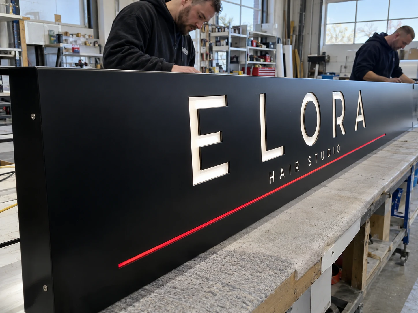 Lion Sign – CNC-gefräste schwarze Aluminiumverbund-Fassadenblende mit passgenau eingesetzten weißen Acrylbuchstaben.