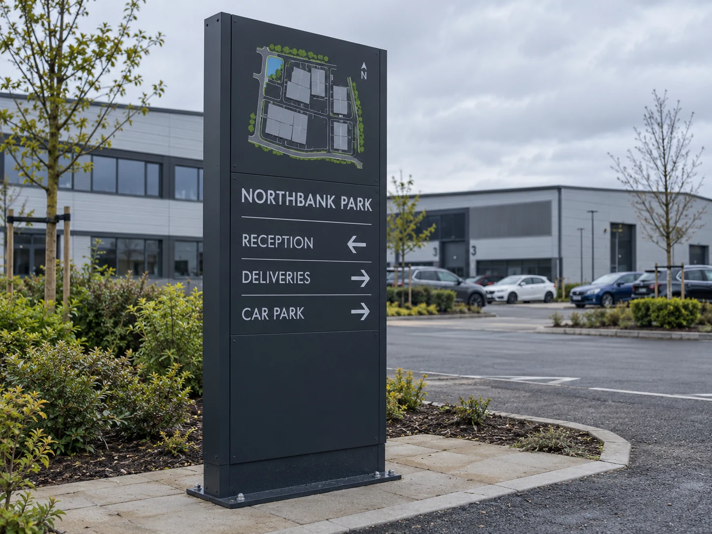 Lion Sign – Außentotem als Firmenpark-Leitsystem mit Lageplan und Richtungsinformationen.